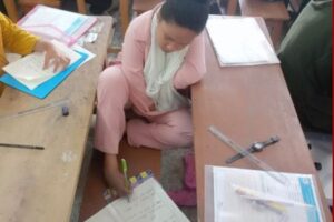পা দিয়ে লিখে এইচএসসি পরীক্ষা দিচ্ছে কলি