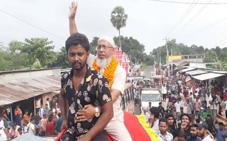 হাতির পিঠে বিদায়