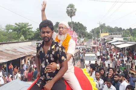 হাতির পিঠে বিদায়