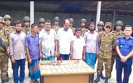 জাল ডলারসহ আটক