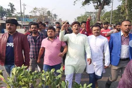 আকুলকে রাজনৈতিক জনপ্রিয়তায় অস্ত্র দিয়ে ফাঁসানোর দাবি পরিবারের