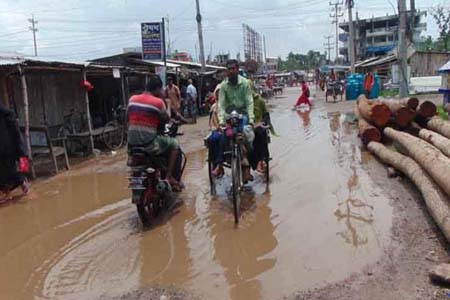 ফকিরহাটে সড়ক যেন মরণ ফাঁদ