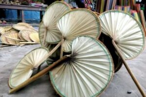 ঘন ঘন লোডশেডিংয়ের ভোগান্তি, মাগুরায় হাতপাখায় ফিরছে স্বস্তি