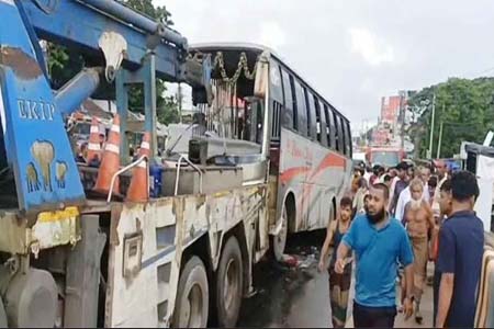 বাসের মুখোমুখি সংঘর্ষে নিহত