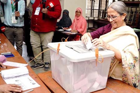 স্বাধীনভাবে ভোট দিচ্ছেন ভোটাররা