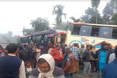 বাসের মুখোমুখি সংঘর্ষে