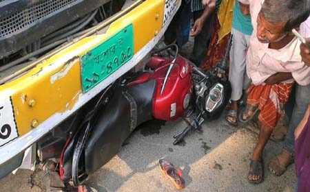 ট্রাক চাপায় মা-বাবা
