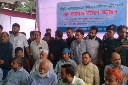 বন্যার্তদের অতন্দ্র প্রহরী
