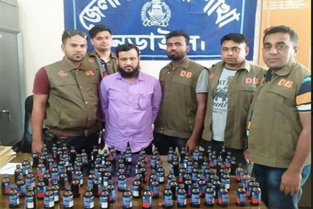 গোপন সংবাদে পুলিশ সুপারের ১০৪ বোতল ফেনসিডিল সহ গ্রেপ্তার ১