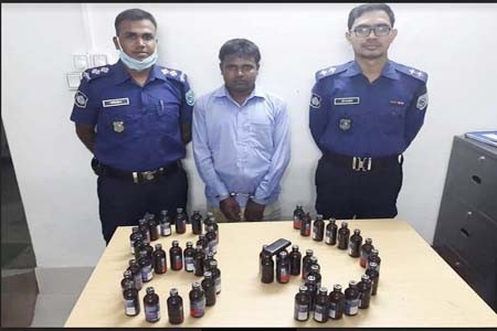 রাণীশংকৈলে ৪৯ বোতল ফেন্সিলডিলসহ মাদক ব্যবসায়ী আটক