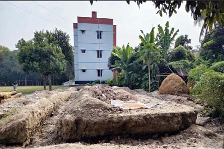 প্রধান শিক্ষকের বিরুদ্ধে বিদ্যালয়ের টিনসেড ঘর বিক্রির অভিযোগ