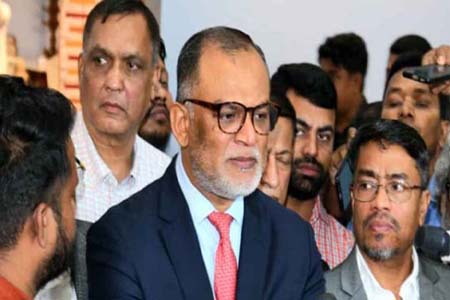 অগ্নিকাণ্ড পরিদর্শনে বিমান উপদেষ্টা