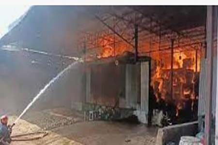 টায়ারের গোডাউনে আগুন