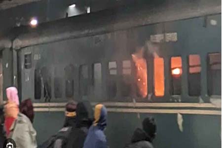 রাজধানীতে চলন্ত ট্রেনে আগুনে