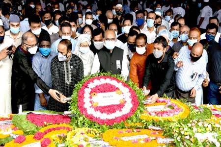 ধানমন্ডি ৩২ নম্বরে জাতির পিতার প্রতিকৃতিতে শ্রদ্ধার্ঘ্য অর্পণ করলেন মৎস্য ও প্রাণিসম্পদ মন্ত্রী