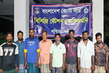গভীর সমুদ্রে ইঞ্জিন বিকল, ৮ জেলেকে জীবিত উদ্ধার করল কোস্ট গার্ড