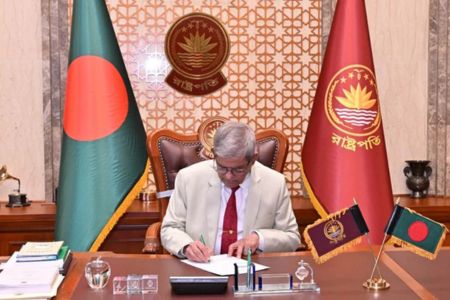 বঙ্গভবনে দায়িত্ব নিয়ে নবনির্বাচিত রাষ্ট্রপতির কর্মযাত্রা শুরু