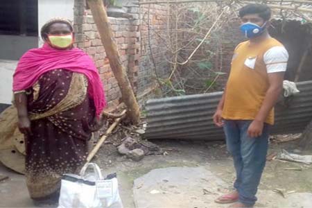 আশাশুনিতে মানুষ মানুষের জন্য ফাউন্ডেশনের খাদ্য সামগ্রী বিতরণ