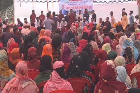 শাড়ি-লুঙ্গি বিতরণ