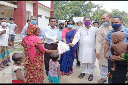কালীগঞ্জে বেদে পল্লীতে শিশুখাদ্য বিতরণ