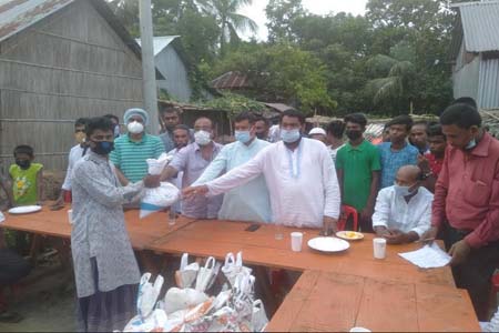 সালথার রামকান্তপুরে সংসদ উপনেতার পক্ষে খাদ্যসামগ্রী বিতরণ
