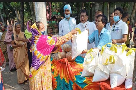 চটপটি বিক্রেতার মানবতা জমানো টাকায় ১৫০ দুস্থ পরিবারকে দিলেন খাদ্য সামগ্রীর প্যাকেট
