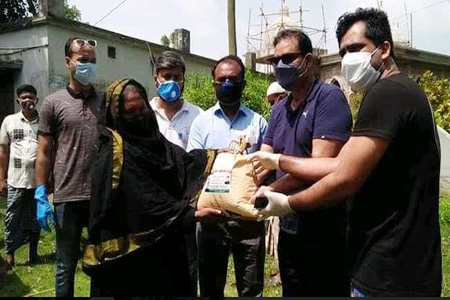 মাদারীপুরের রাজৈরে খাদ্য সামগ্রী পেল কয়েক হাজার পরিবার