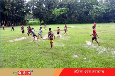 মাঠে বর্ষায় জমে উঠেছে ফুটবল খেলা