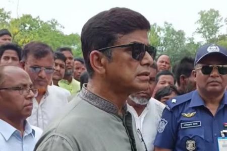 ৬ কোটি টাকা ব্যায়ে নির্মিত ব্রিজে সংযোগ সড়ক না থাকায় নির্বাহী প্রকৌশলীর উপর ক্ষোভ ঝাড়লেন প্রতিমন্ত্রী