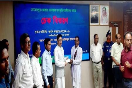 মেহেরপুরে অসচ্ছল সাংস্কৃতিসেবীদের মাঝে চেক বিতরণ