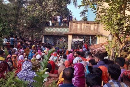 পরিবারের চার জনকে গলা কেটে হত্যা