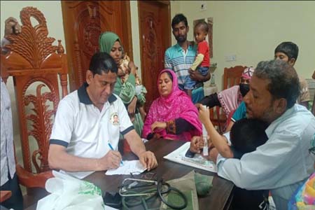 এমপি হয়েও জনসেবায় দৃষ্টান্ত গড়ে বিনামূল্যে চিকিৎসা দিচ্ছেন ডা: টিপু