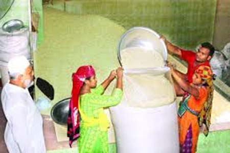 মুড়ি কারখানায় ভ্রাম্যমান আদালত