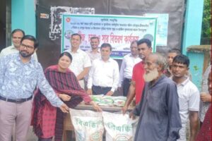 ফুলবাড়ীতে কৃষকের মাঝে বীজ, চারা ও সার বিতরণ