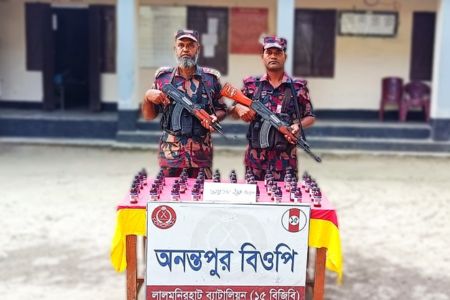 ফুলবাড়ী সীমান্তে বিজিবির অভিযানে ইস্কাপ সিরাপ ও ইয়াবা জব্দ