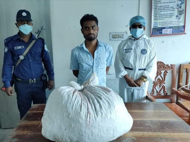 করোনা সংকটেরও ফুলবাড়ীতে পুলিশি অভিযান অব্যাহত গাঁজাসহ আটক ১