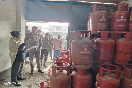 কালকিনিতে অতিরিক্ত গ্যাস সিলিন্ডার মজুদ