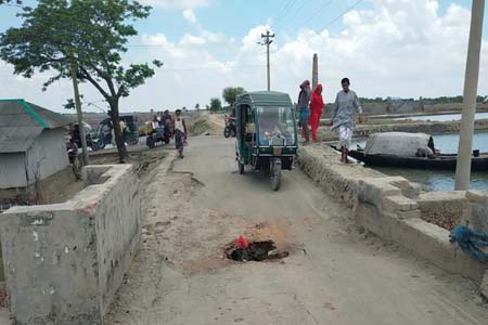স্লুইচ গেট ভেঙ্গে ঝুঁকি