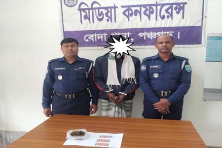 পঞ্চগড়ের বোদায় গাঁজা ও ট্যাপেন্টাডল ট্যাবলেটসহ মাদক ব্যবসায়ী আটক