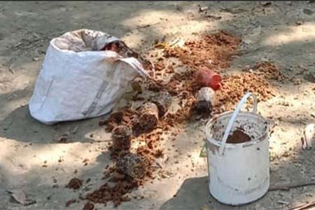 গোগা কবরস্থান থেকে ছয়টি অবিস্ফোরিত ককটেল উদ্ধার