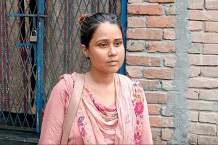 বিষের বোতল হাতে প্রেমিকার অনশন