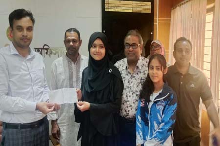 খেলোয়াড়দের আর্থিক অনুদান প্রদান