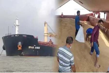 থেকে ৬০ হাজার ৮৭৫ মেট্রিক টন গম নিয়ে  জাহাজটি মোংলা বন্দরের বহিঃ