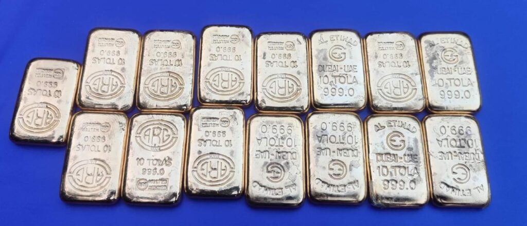 বেনাপোল সিমান্ত থেকে ১৫ পিচ স্বর্ণেরবারসহ পাচারকারী আটক 