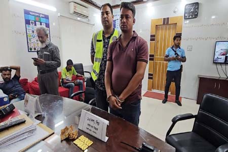 পাচারকারী আটক