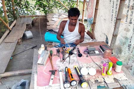 নড়াইলের মুলিয়ায় গোপী বিশ্বাস’র এক পা-তেই জীবন সংসার প্রতিবন্ধী জীবনটাই যেন অভিশাপ