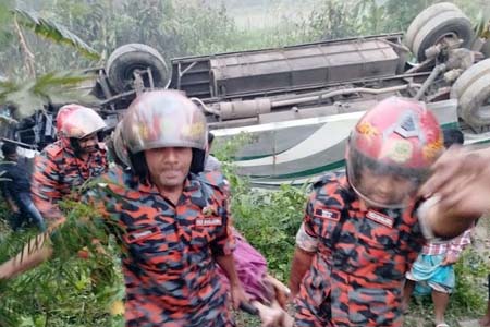 গৌরনদীতে বাস উল্টে খাদে, নিহত-১