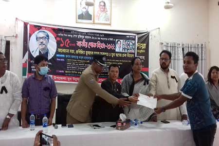 গৌরনদীতে জাতীয় শোক দিবসে প্রশিক্ষিত যুবদের মাঝে সনদপত্র ও যুব ঋনের চেক বিতরন