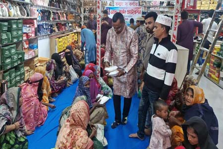 এতিমদের মাঝে খাবার বিতরণ