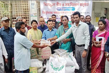 গৌরনদীতে প্রান্তিক কৃষকদের বিনামূল্যে বীজ ও সার বিতরণ অনুষ্ঠিত